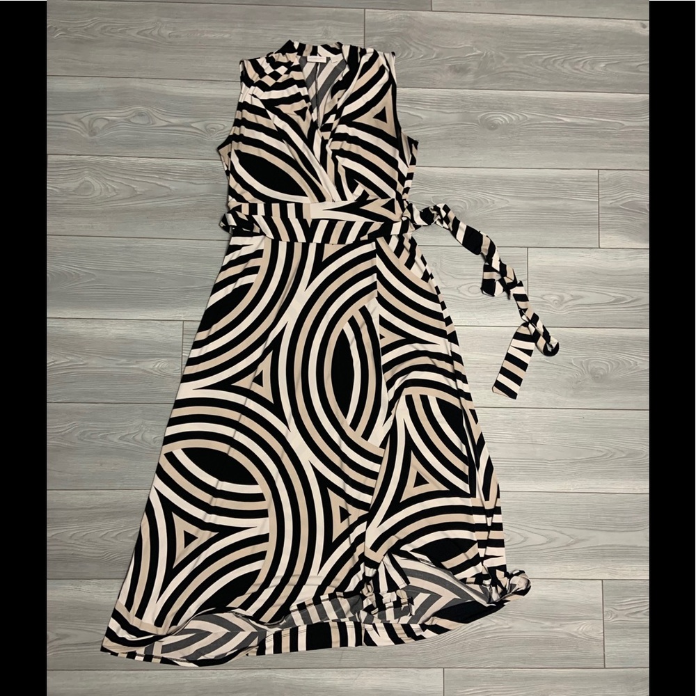 NY&Co White Black and Gold Sleeveless Dress 🖤